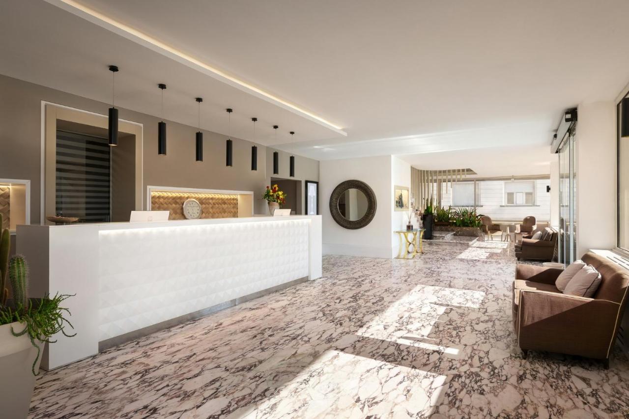 een woonkamer met een hal met een receptiebalie bij Hotel Sina Astor in Viareggio