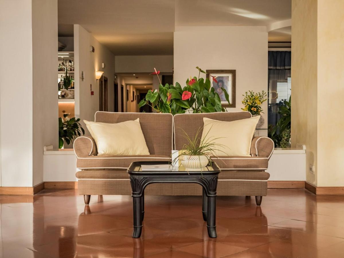 een woonkamer met een bank en een salontafel bij Hotel Sina Astor in Viareggio