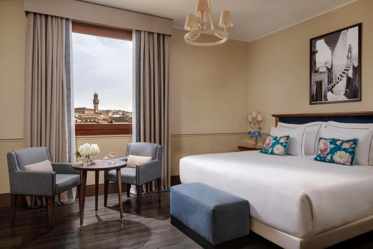 een hotelkamer met een bed, een tafel en een raam bij Tivoli Palazzo Gaddi Firenze Hotel in Florence