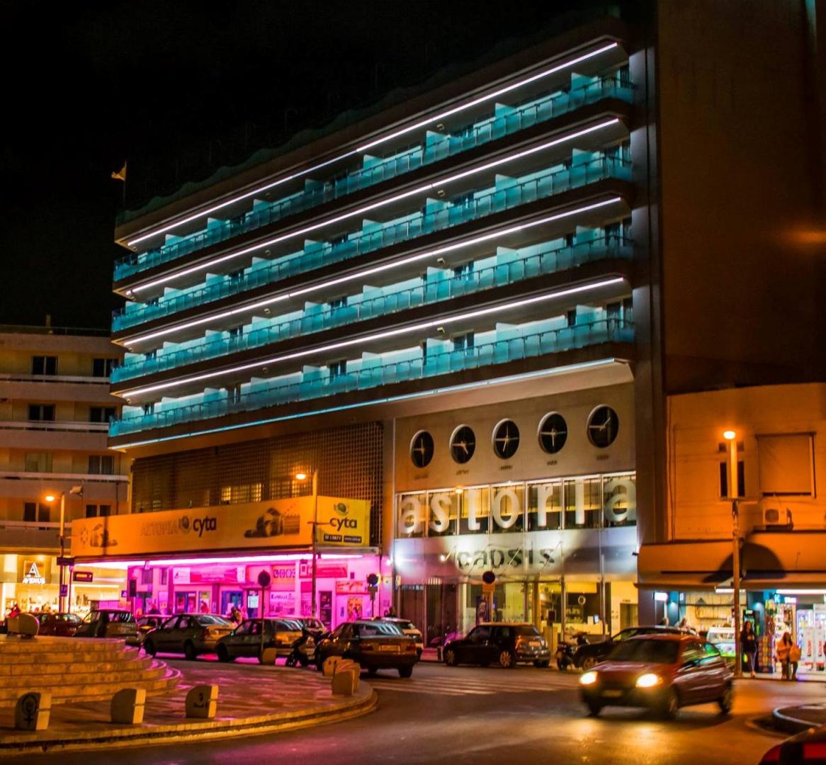 Hotel verlicht in de avond — Capsis Astoria Heraklion