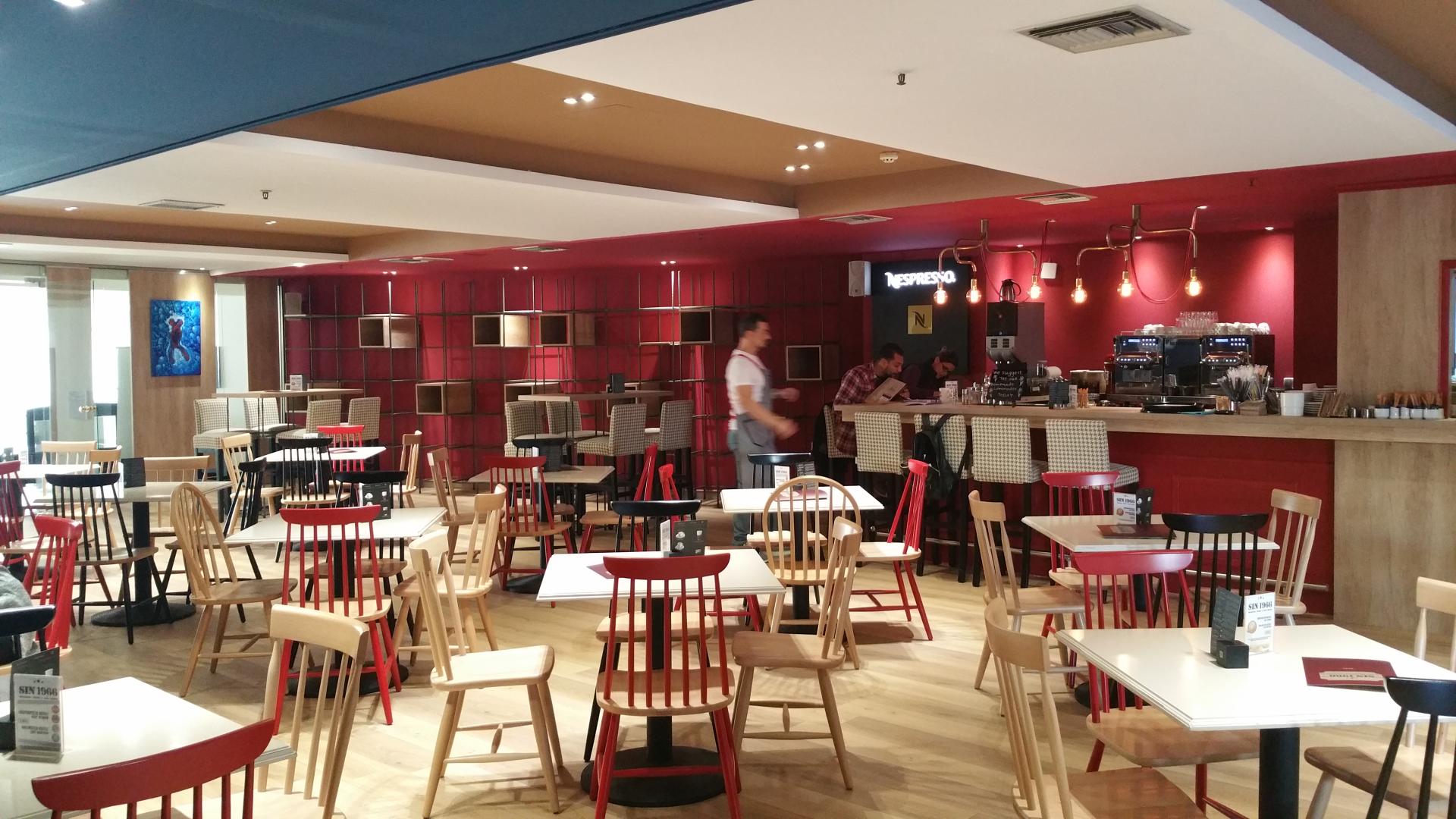 Restaurant met gedekte tafels — Capsis Astoria Heraklion
