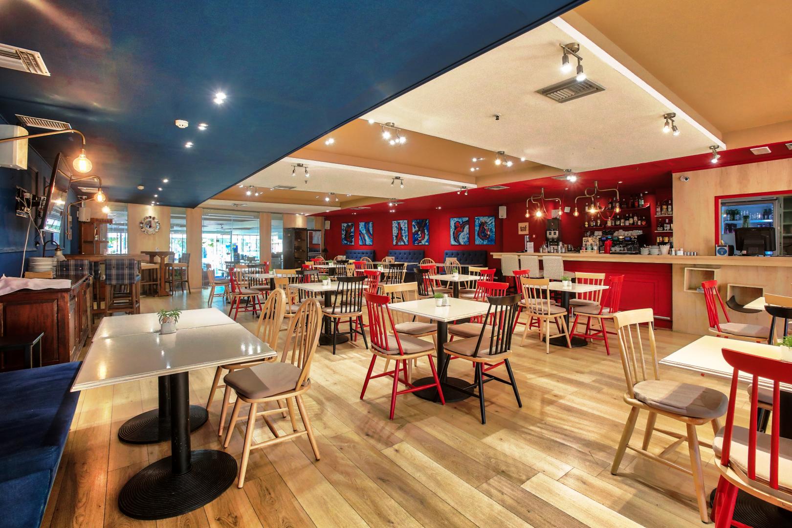 Restaurant met gedekte tafels — Capsis Astoria Heraklion