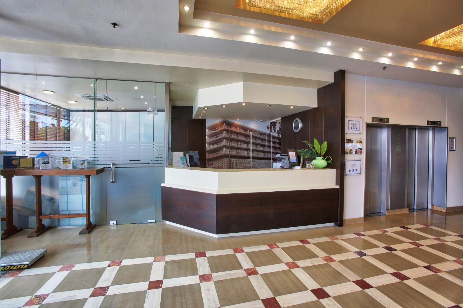 Lobby met receptie — Capsis Astoria Heraklion