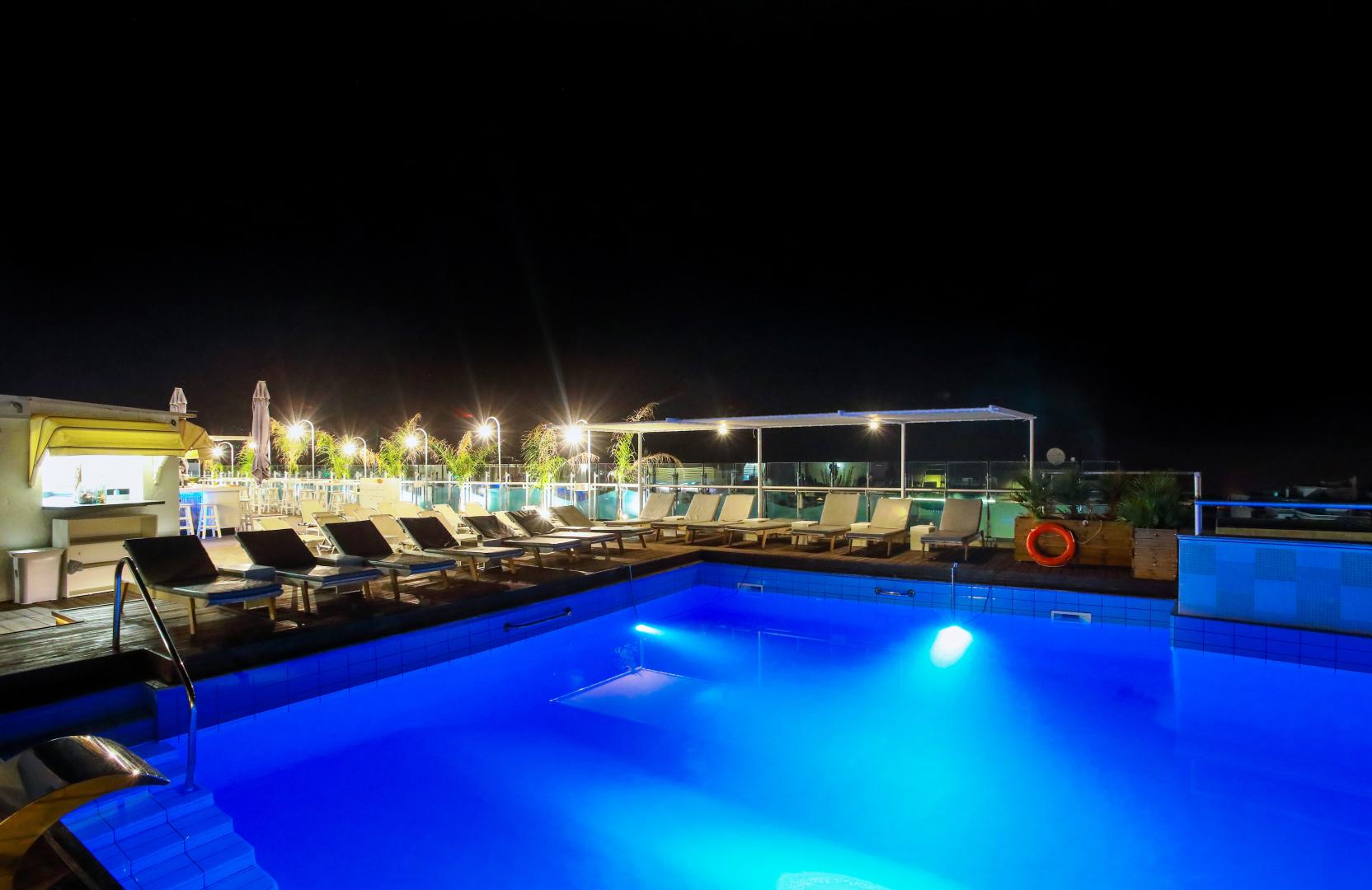 Buitenzwembad met ligbedden — Capsis Astoria Heraklion
