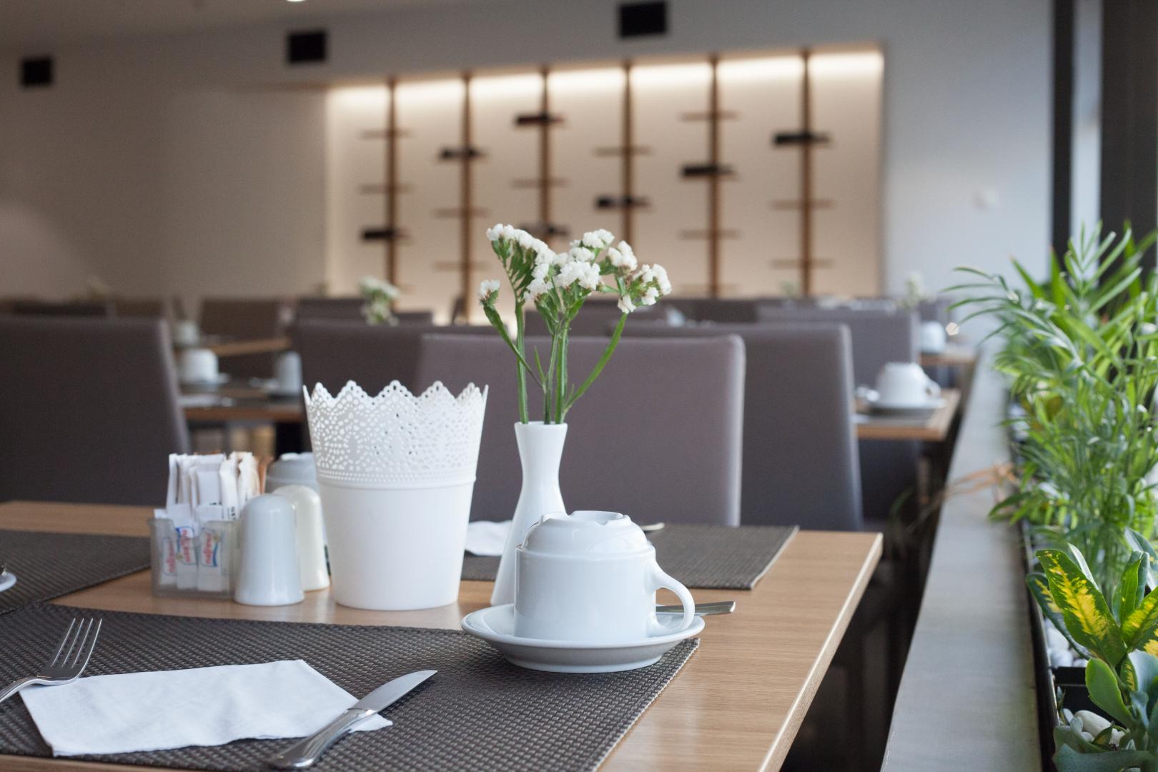 Restaurant met gedekte tafels — Capsis Astoria Heraklion
