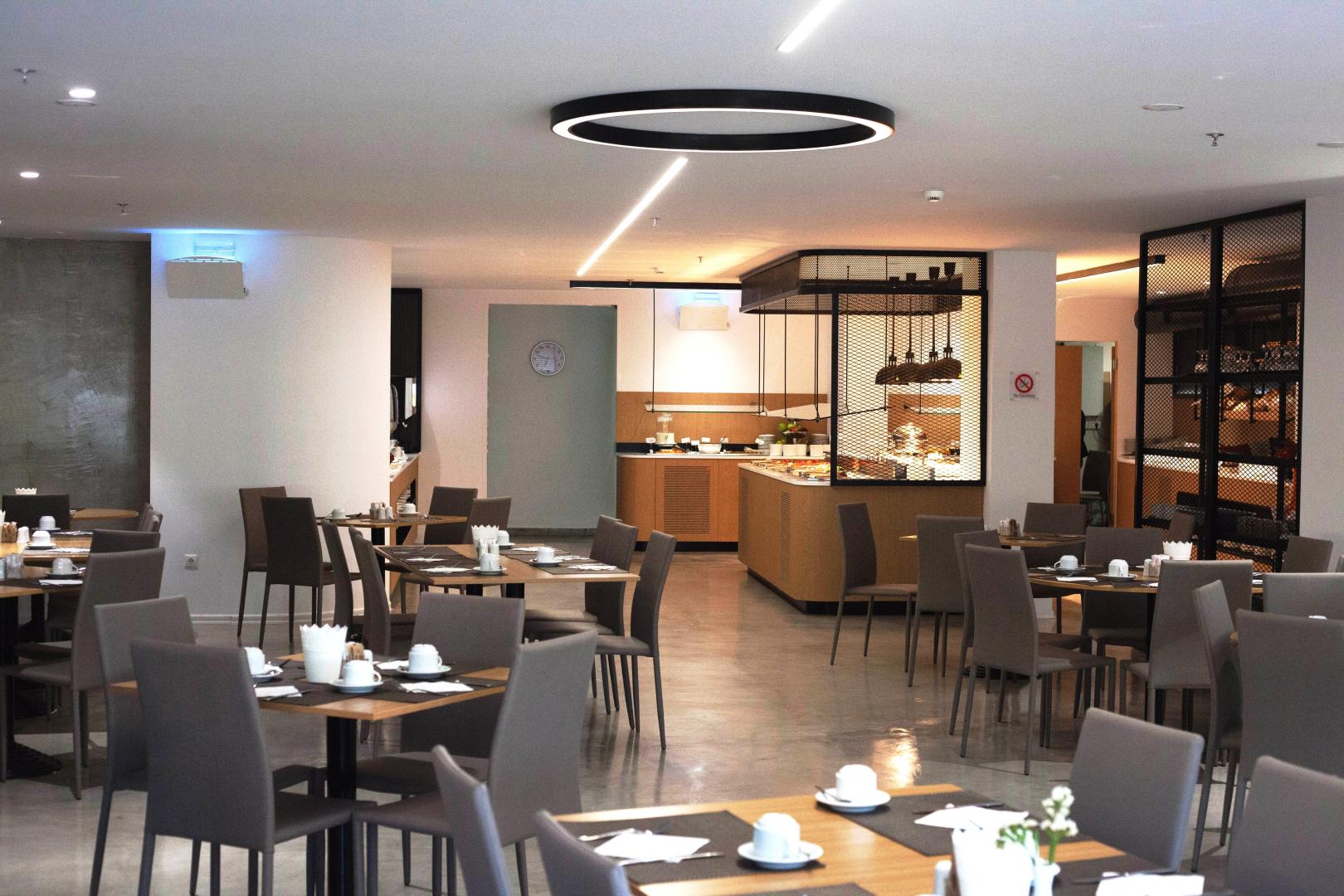 Restaurant met gedekte tafels — Capsis Astoria Heraklion