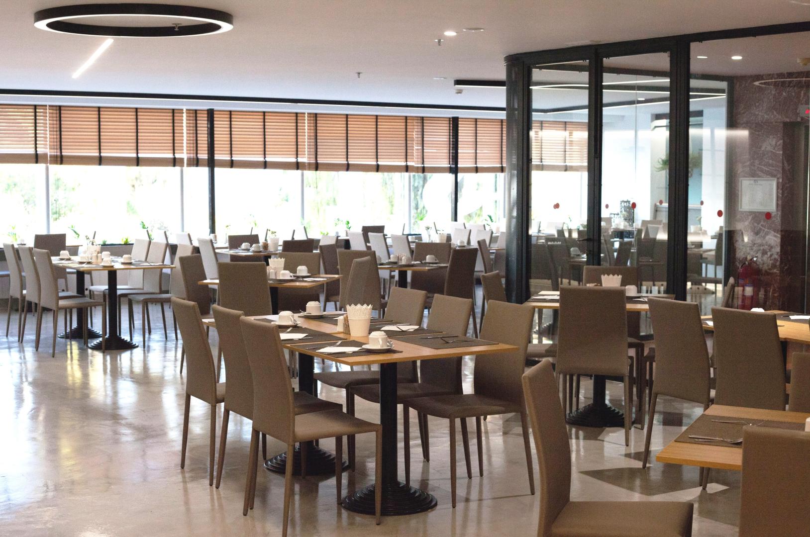Restaurant met gedekte tafels — Capsis Astoria Heraklion