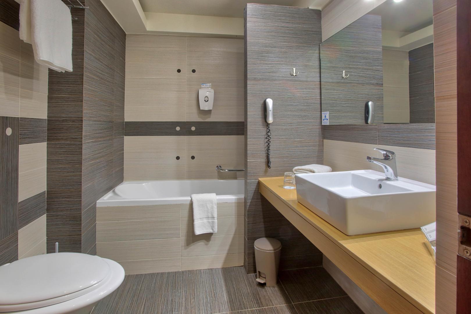 Badkamer met ligbad — Capsis Astoria Heraklion