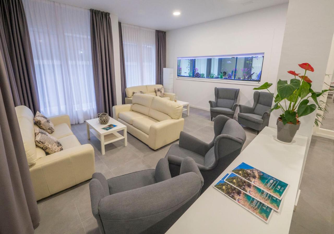 een grote woonkamer met banken en stoelen bij Hotel Victoria in Lloret de Mar