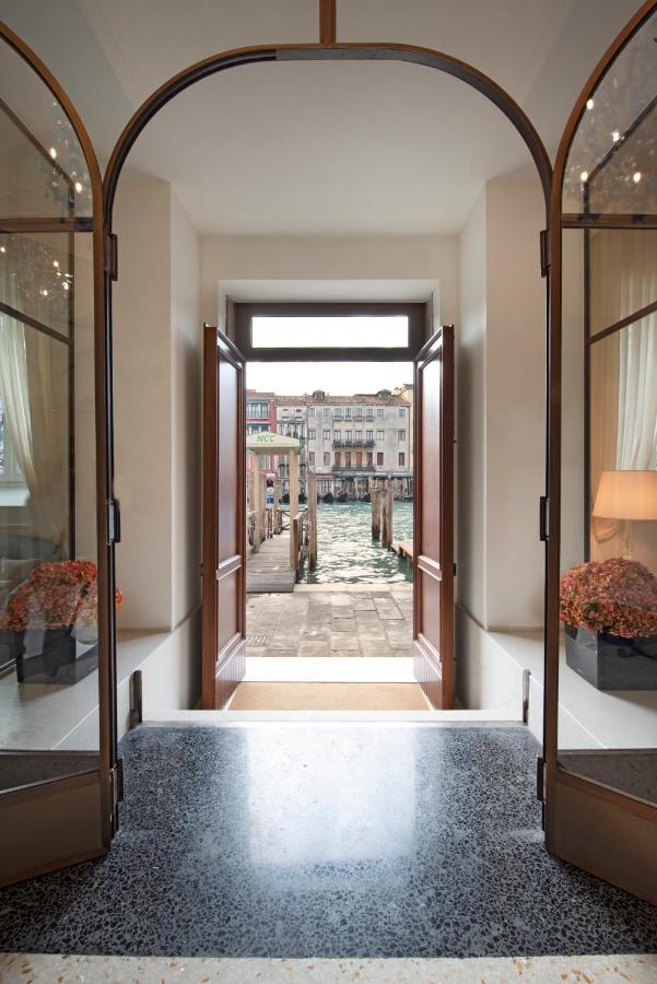 een open deur met uitzicht op een kanaal bij H10 Palazzo Canova in Venetië