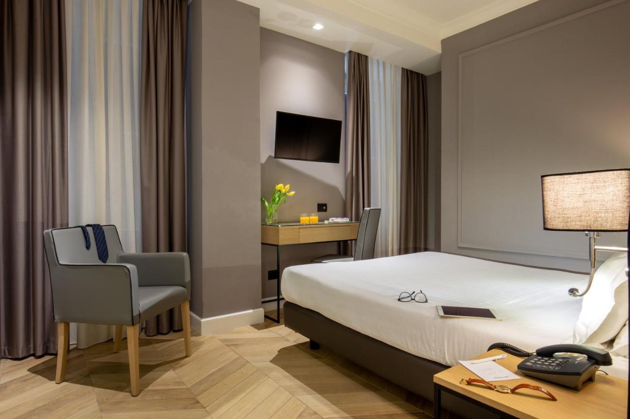 een hotelkamer met een bed, een bureau en een stoel bij Best Western Hotel Astrid in Rome
