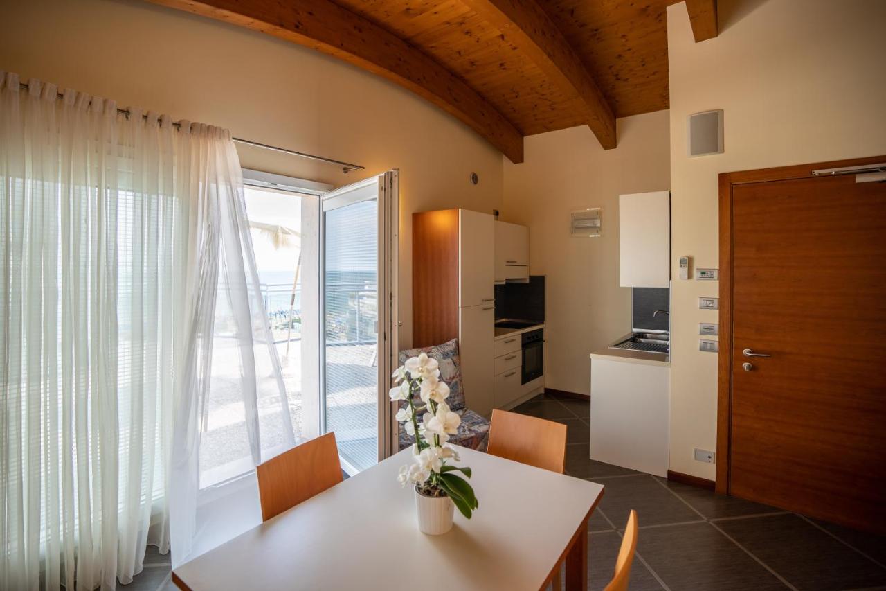 een keuken en eetkamer met een tafel versierd met bloemen bij Hotel Coppe Jesolo in Lido di Jesolo