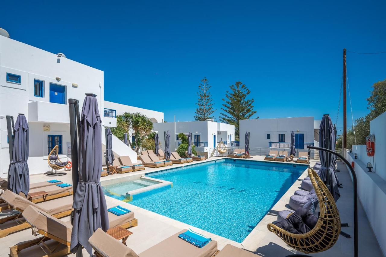 een zwembad met ligstoelen en een resort bij Cretan Seaside Boutique Hotel in Chersonissos