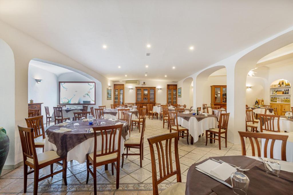 Restaurant met gedekte tafels — Le Mimose