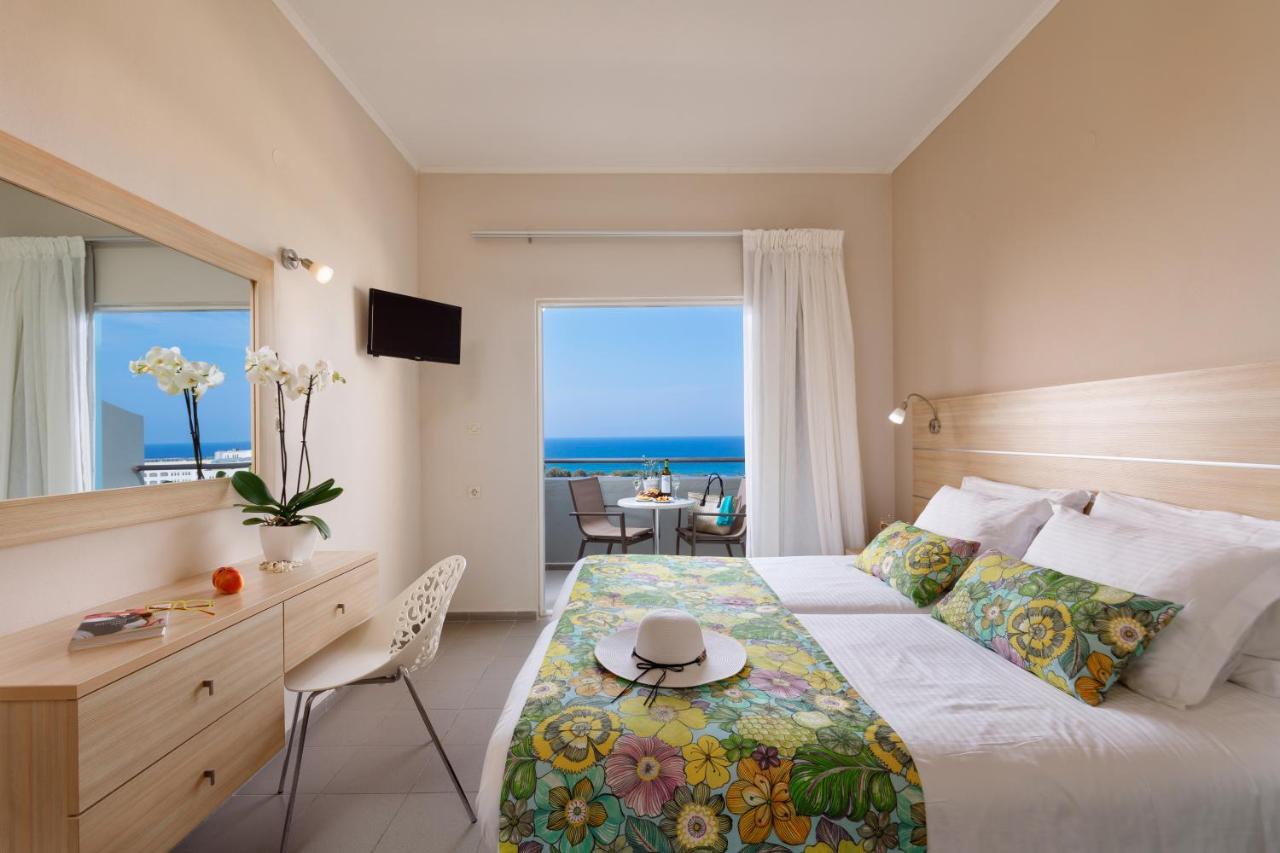 een slaapkamer met een bed en uitzicht op de oceaan bij Oasis Scaleta Hotel in Skaleta +69 foto's
