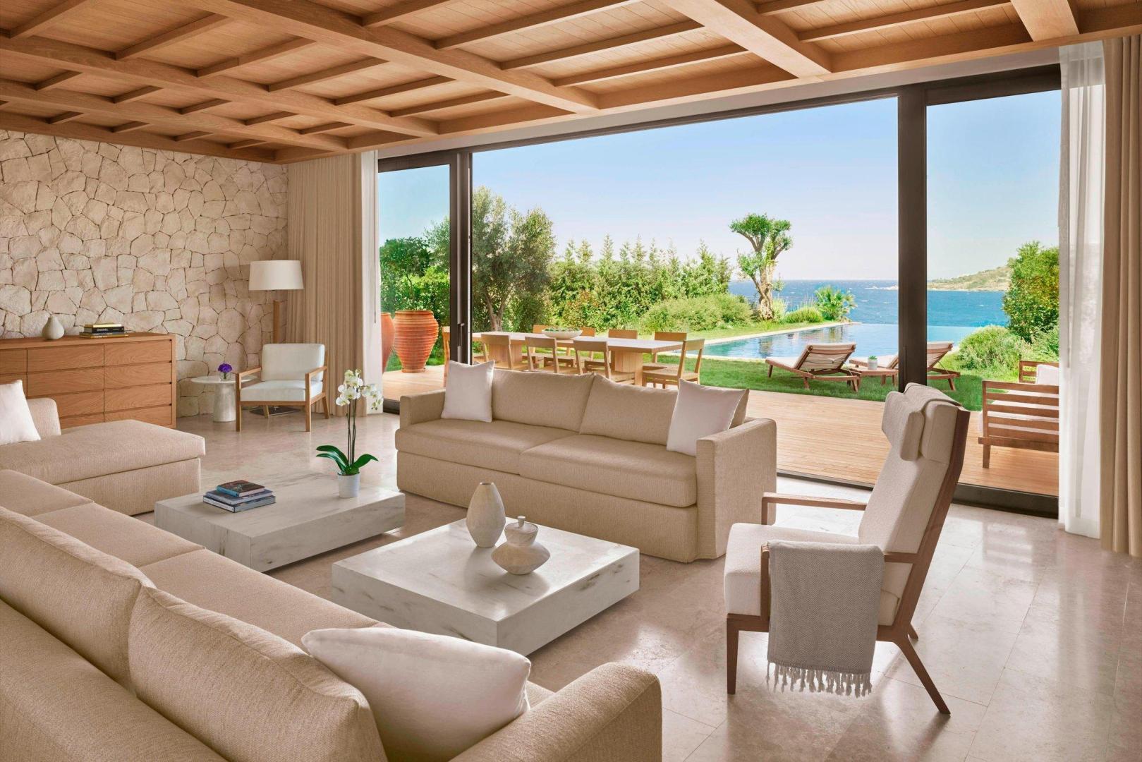 Privéstrand met parasols — The Bodrum EDITION