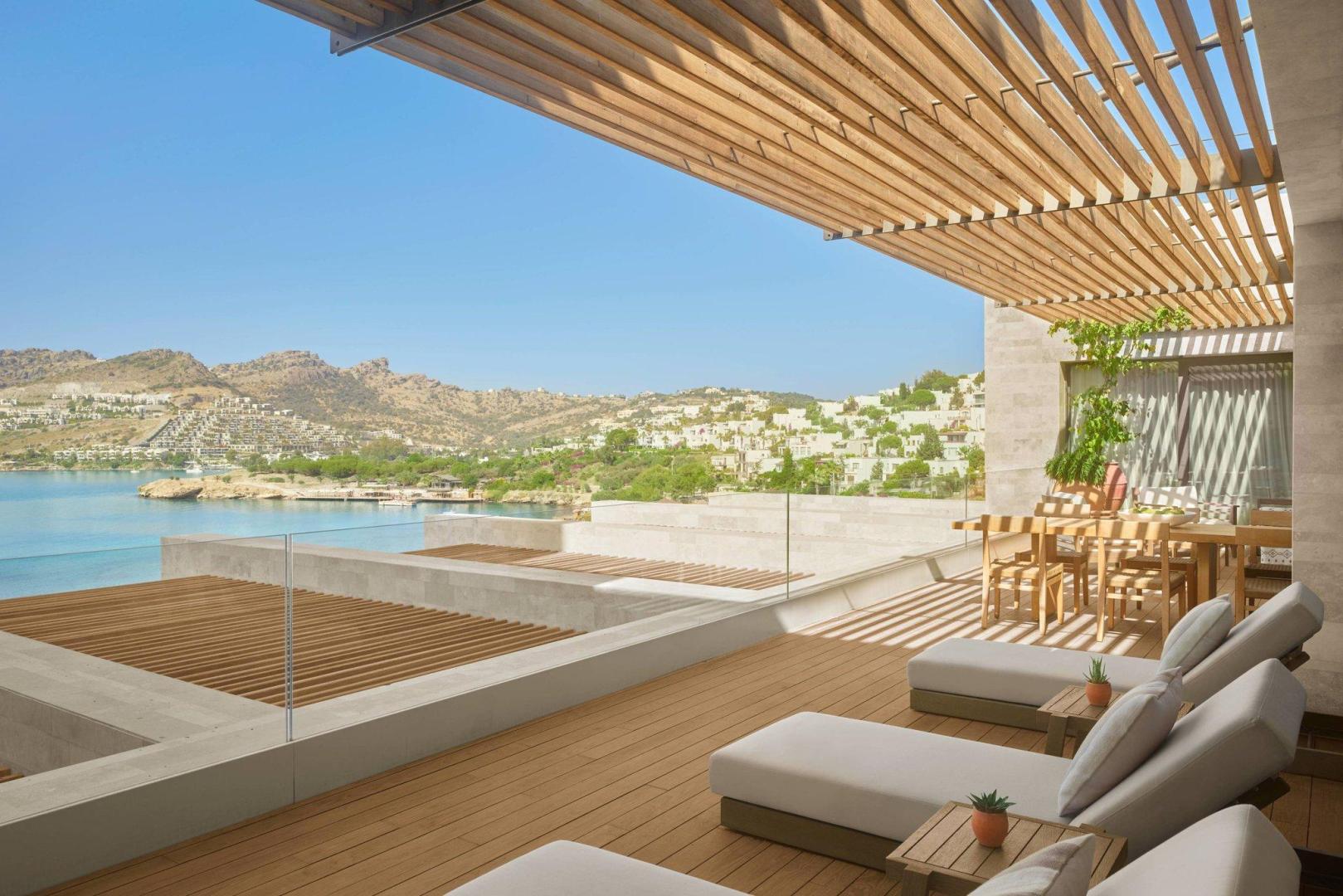 Buitenzwembad met ligbedden — The Bodrum EDITION
