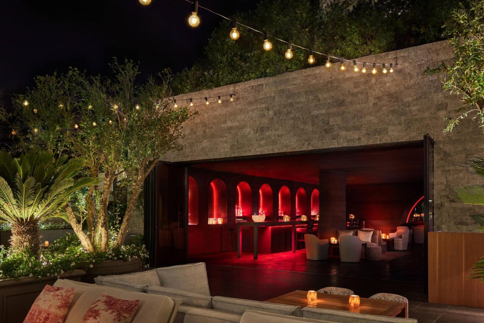Relaxruimte met ligbedden — The Bodrum EDITION