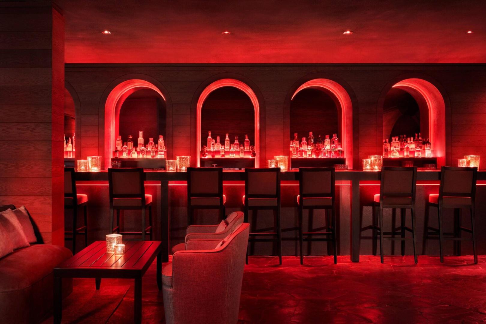 Restaurant met gedekte tafels — The Bodrum EDITION