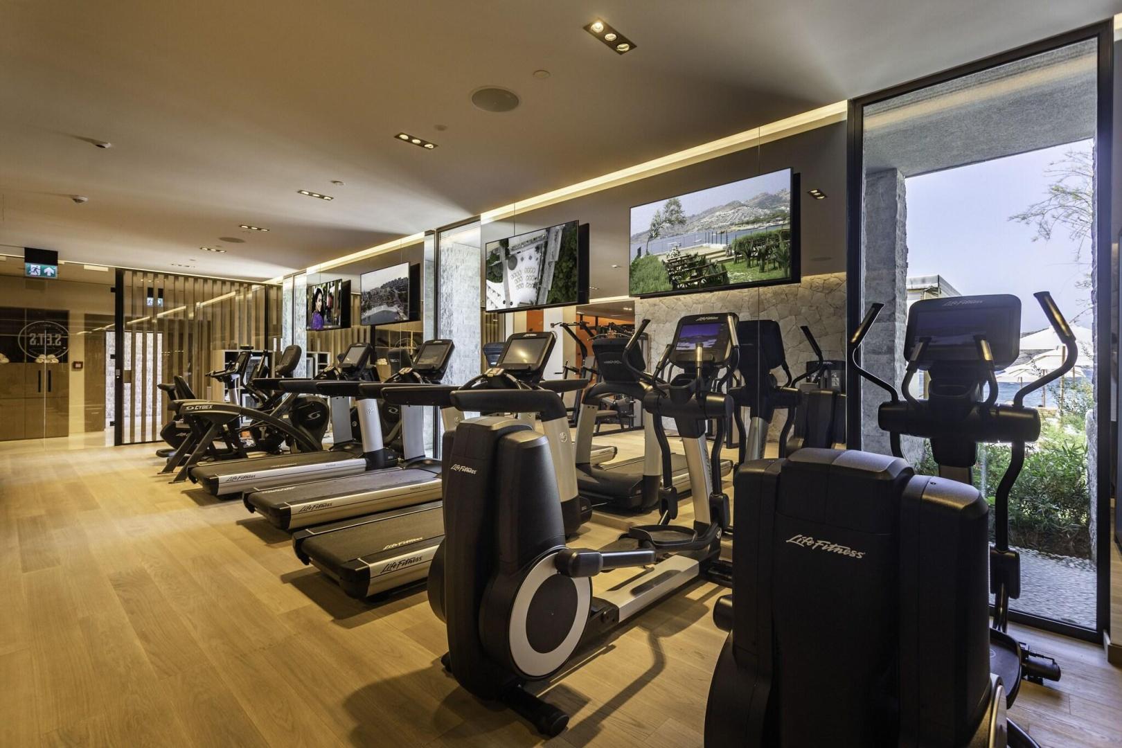 Fitnessruimte met cardio-apparaten — The Bodrum EDITION