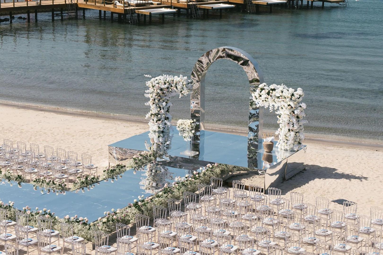 Tropische tuin met palmbomen — The Bodrum EDITION