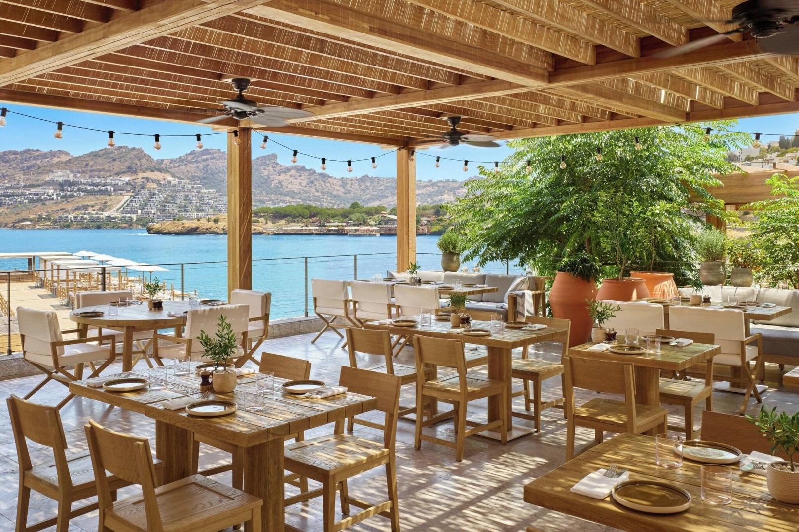 Restaurantterras buiten — The Bodrum EDITION