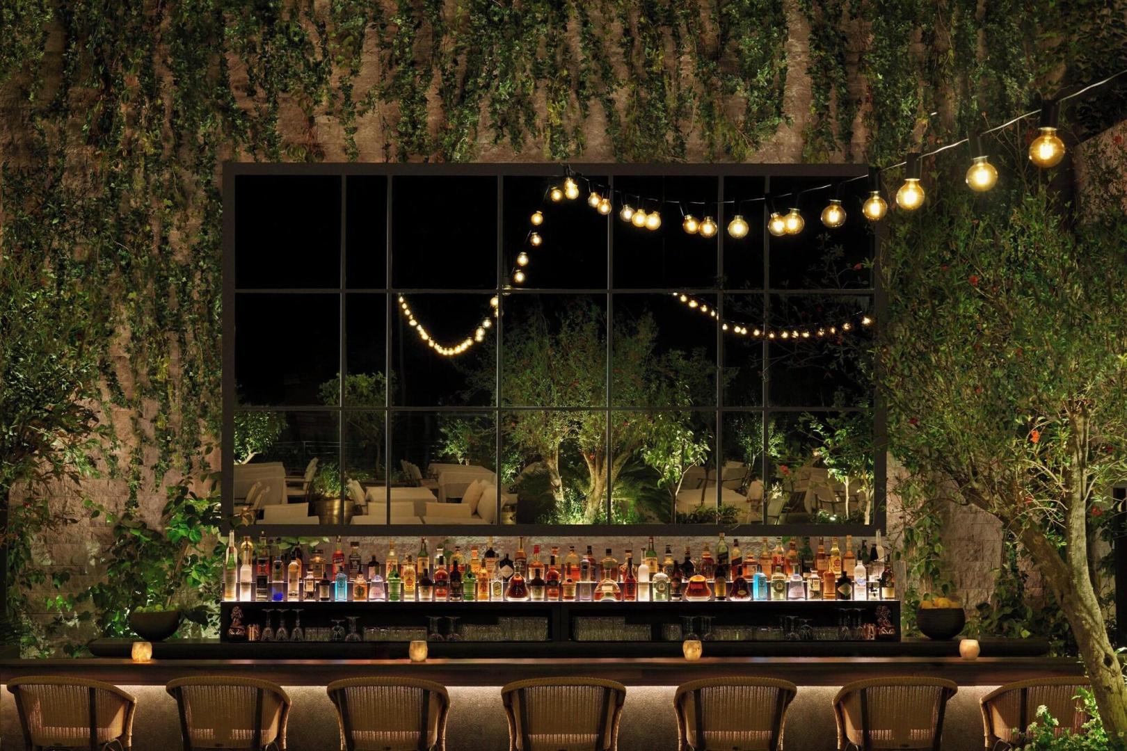 Bar met drankenselectie — The Bodrum EDITION