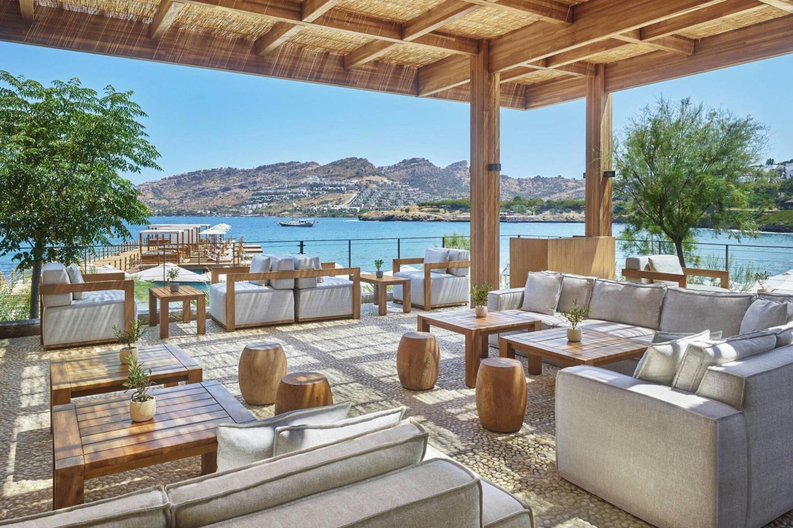 Zwembad omringd door palmbomen — The Bodrum EDITION