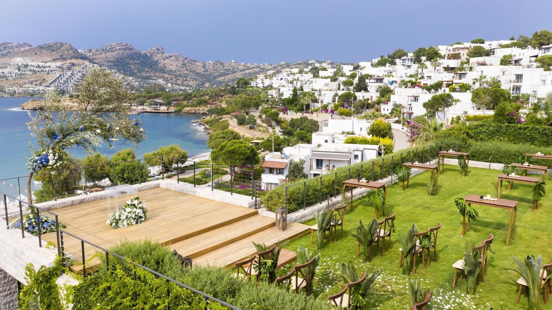Tropische tuin met palmbomen — The Bodrum EDITION