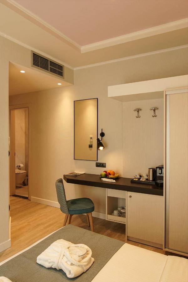 een kamer met een bureau met een stoel en een spiegel bij Athens Cypria Hotel in Athene