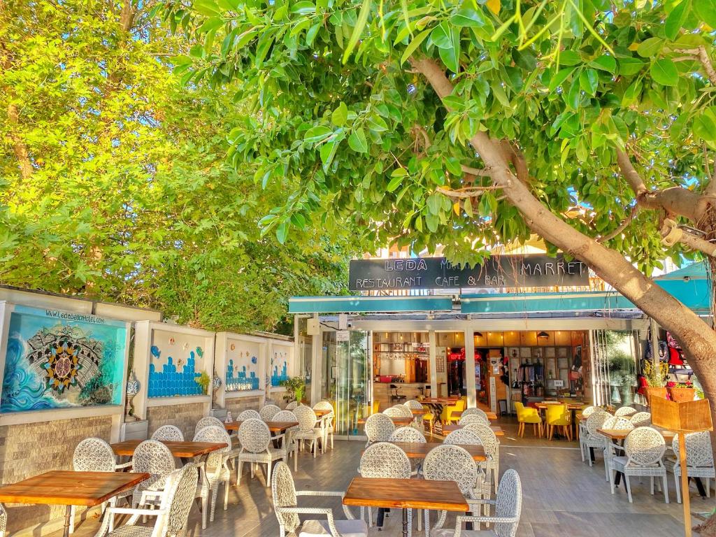 Leda Beach Hotel image 3