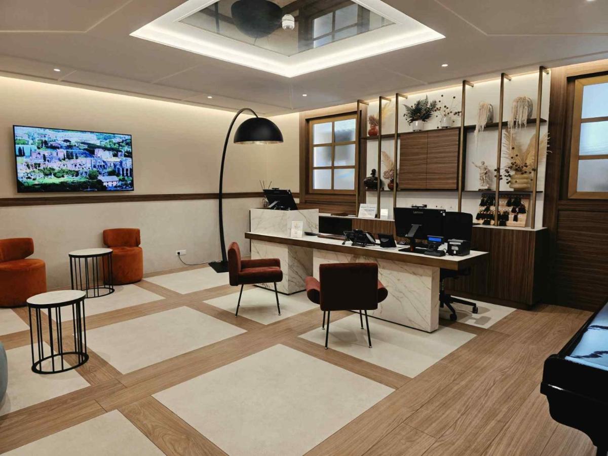 een kantoor met een bureau en stoelen in een kamer bij Atlante Garden Hotel in Rome