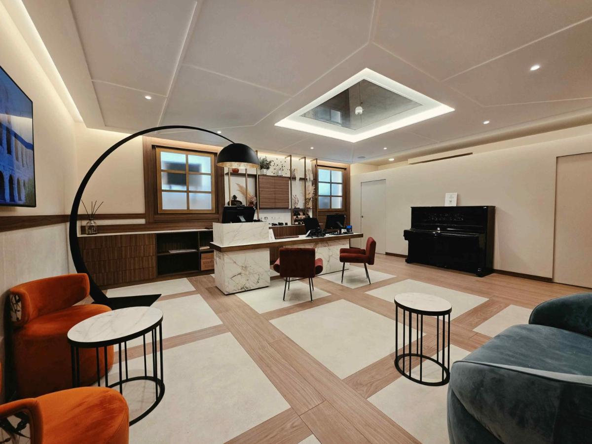 een woonkamer met een bank, stoelen en een tafel bij Atlante Garden Hotel in Rome