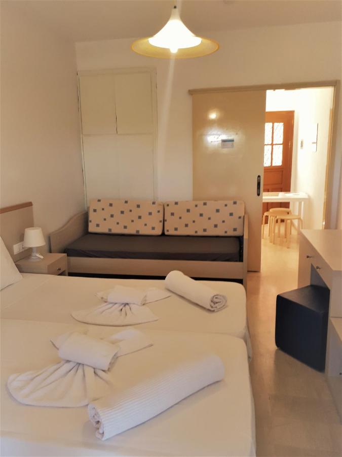een kamer met twee bedden en een bank erin bij Sophie Studios in Roda