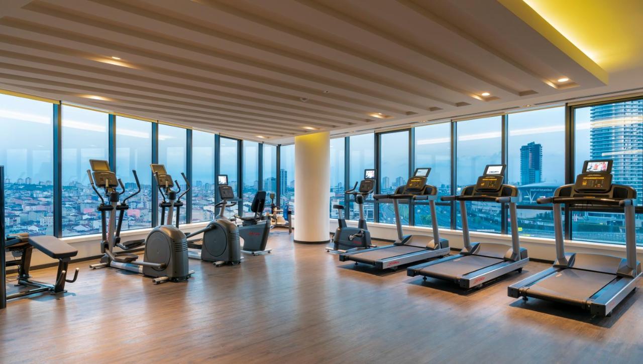 een sportschool met uitzicht op de stad bij Centro Westside by Rotana in Istanbul