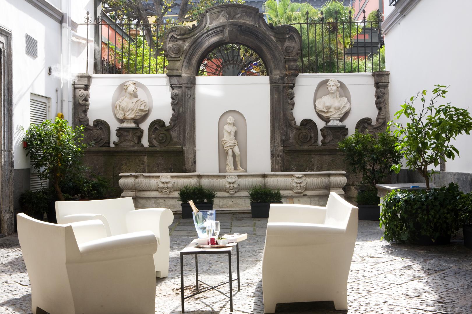 Piazza Bellini foto 13