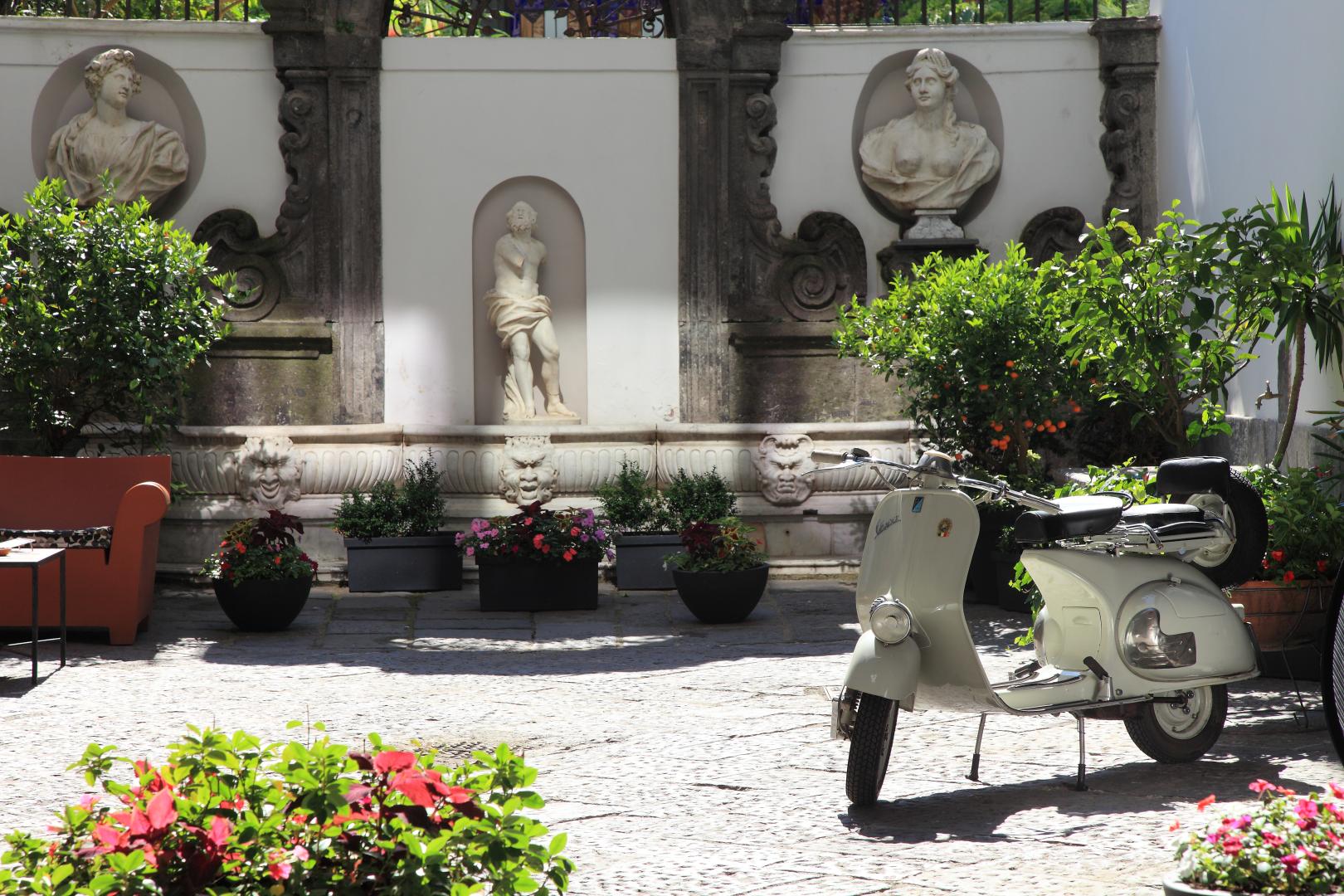 Piazza Bellini foto 16