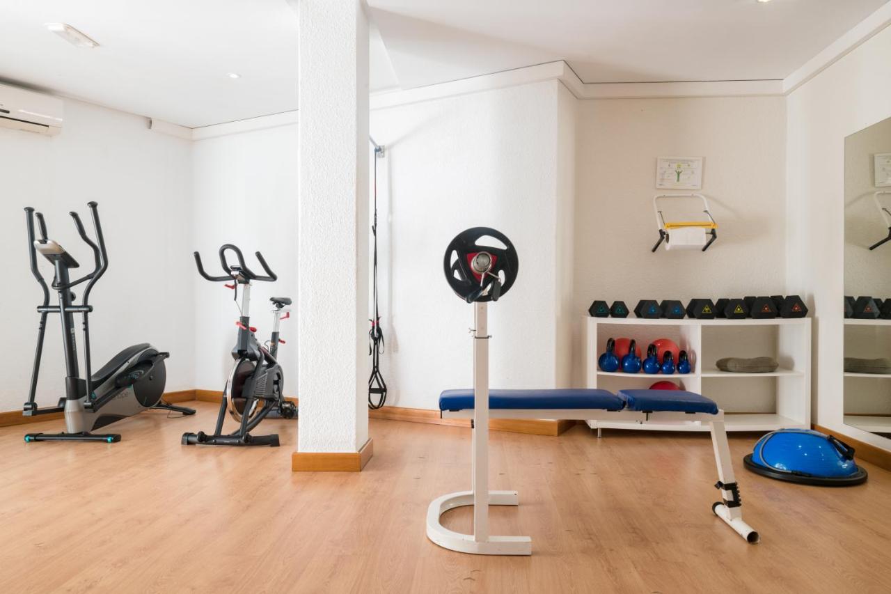 een sportschool met diverse fitnessapparaten in een ruimte bij Sandos Atlantic Gardens in Playa Blanca