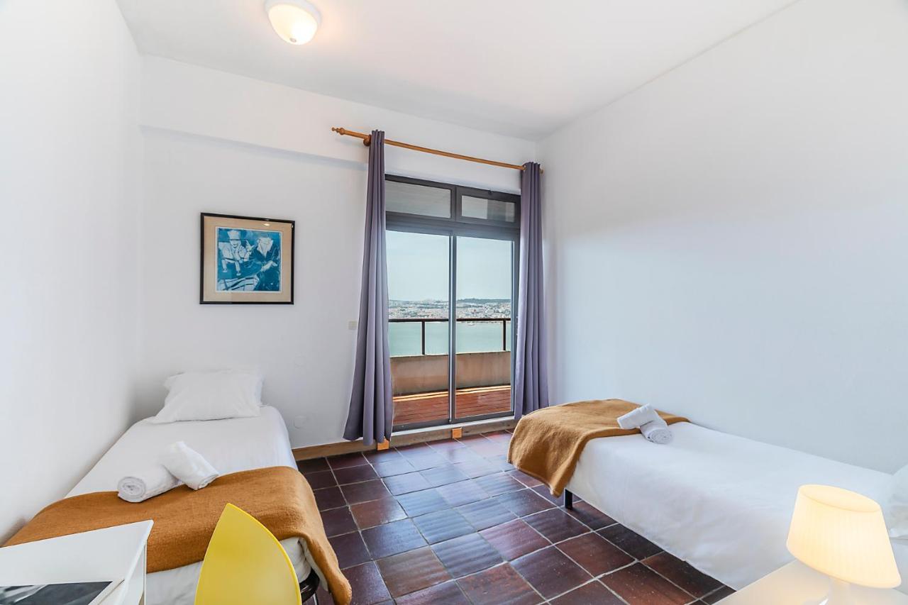 een slaapkamer met twee bedden en een balkon bij HI Almada - Pousada de Juventude in Almada +70 foto's