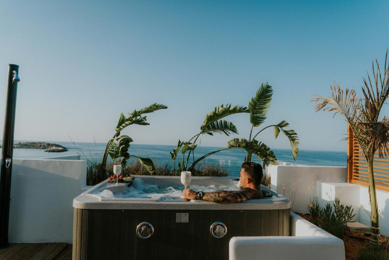 een man die in een jacuzzi zit met uitzicht op de oceaan bij Kahlua Sea View Suites - Adults Only in Chersonissos