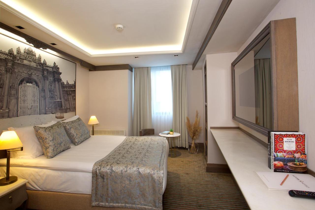 een hotelkamer met een bed en een televisie bij AHC Ayasofya Hotel - Special Class in Istanbul