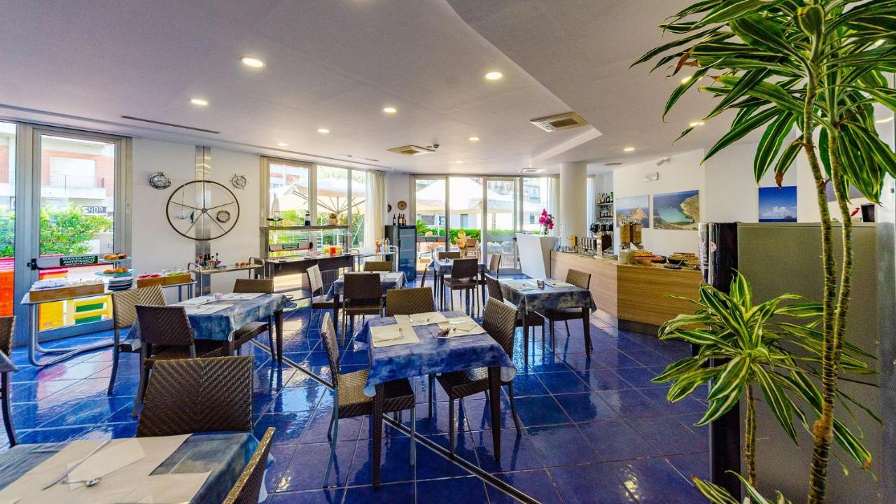 een restaurant met tafels en stoelen in een ruimte bij Astro Suite Hotel in Cefalù