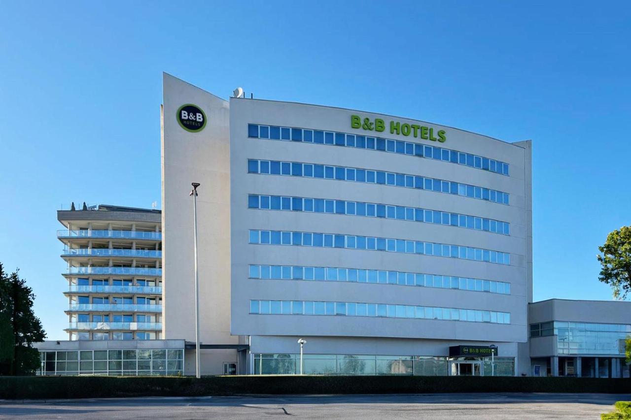 een gebouw met een uithangbord aan de zijkant bij B&B HOTEL Cuneo Cristal in Cuneo