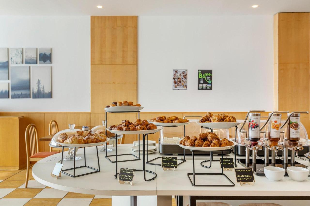 een tafel met daarop meerdere dienbladen met eten bij B&B HOTEL Cuneo Cristal in Cuneo