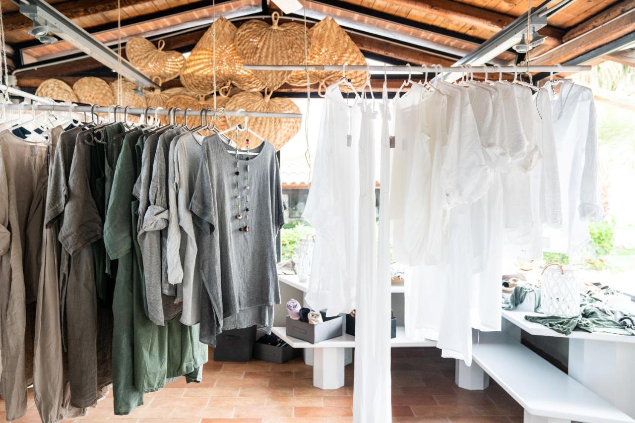 een kledingwinkel met kleding aan rekken bij Baia Del Sole Resort in Capo Vaticano