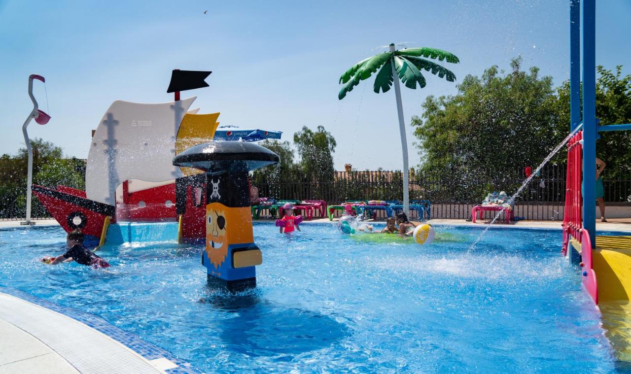een zwembad met een waterpark waar mensen in spelen. bij Medplaya Hotel Bali in Benalmádena