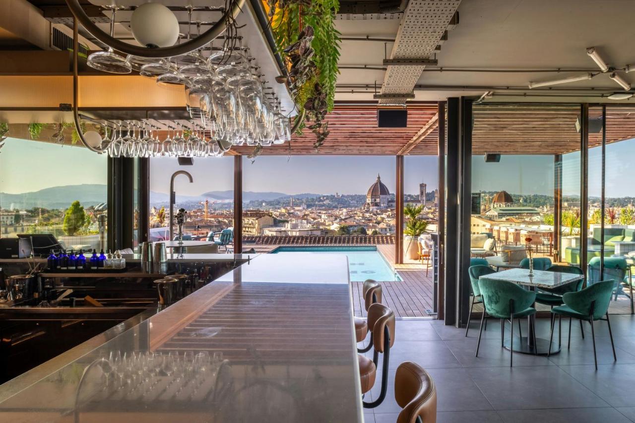 een bar met uitzicht op een zwembad bij The Social Hub Florence Lavagnini in Florence
