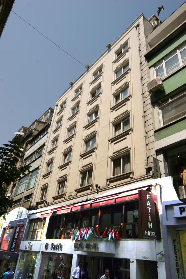 een gebouw met een dubbeldekkerbus ervoor bij Osmanbey Fatih Hotel in Istanbul