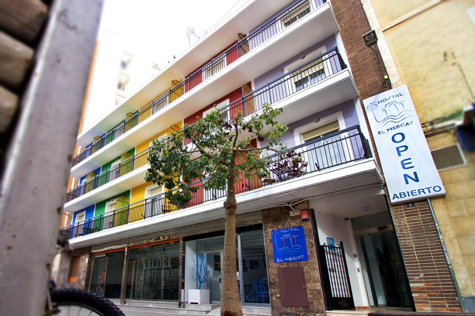 Modern hotelaanzicht — Hostal El Mercat
