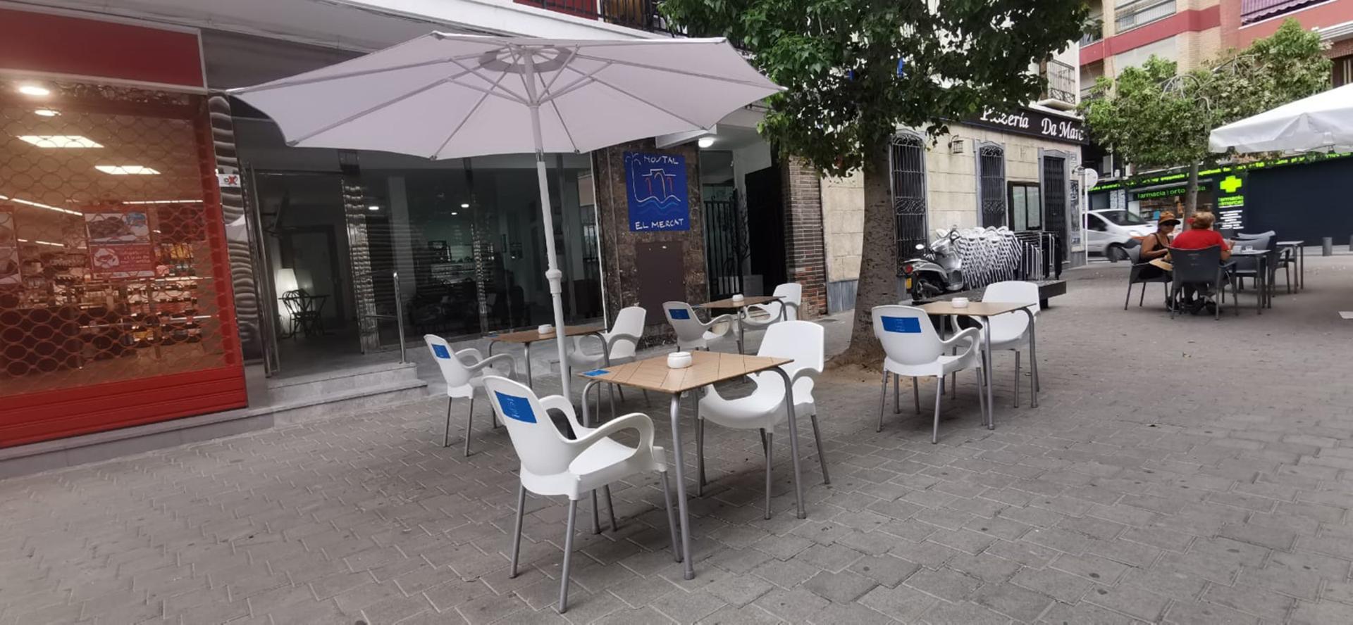 Restaurantterras buiten — Hostal El Mercat
